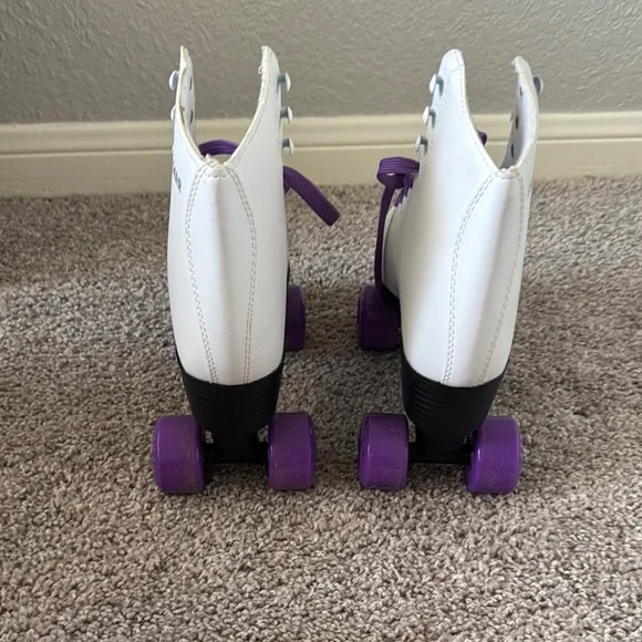 Chic White Roller Skates with Purple Accents - Picture 4 of 4